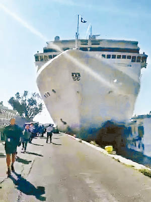 郵輪撞上碼頭，民眾紛紛走避。（互聯網圖片）