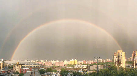 北京多地同時看到雙彩虹。（互聯網圖片）
