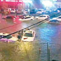 長春突降暴雨，多處街道嚴重水浸。（互聯網圖片）