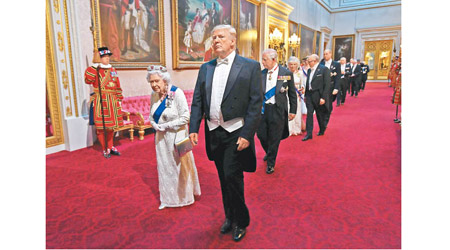 特朗普陪同英女王前往國宴場地。