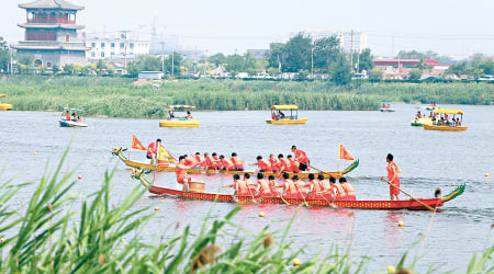 河北霸州勝芳古鎮舉行龍舟比賽。（中新社圖片）