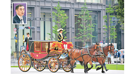 孔鉉佑（小圖）乘坐禮賓馬車進入皇宮。（中新社圖片）