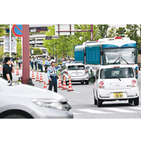 日本警方加強會議場地保安，檢查途經的車輛。