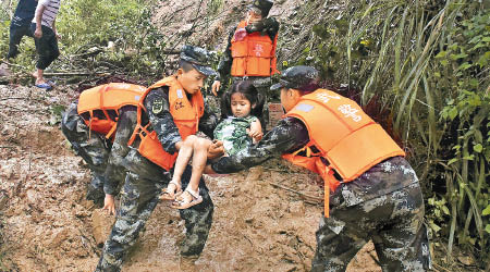 江西救援人員救出女童。（互聯網圖片）