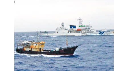 中國漁船駛近日本海域，被日本巡邏船截查。（互聯網圖片）