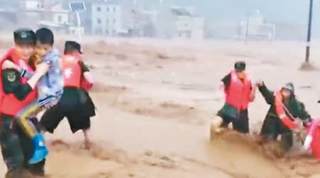 廣東暴雨，當局出動武警部隊救災。（互聯網圖片）