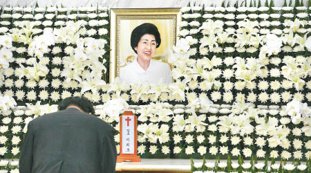 李姬鎬與世長辭，不少南韓民眾悼念她。（美聯社圖片）