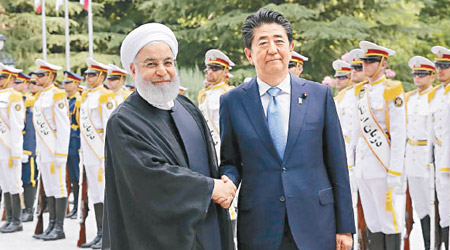 安倍（右）與伊朗總統魯哈尼（左）會晤。