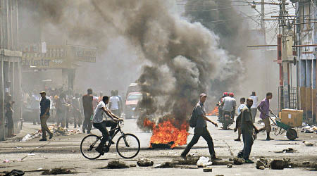 示威者在太子港焚燒輪胎。