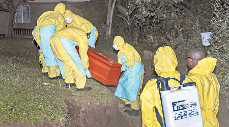 烏干達的防疫人員埋葬伊波拉病毒死者。（美聯社圖片）