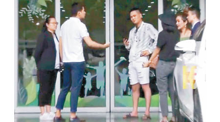 王先生（右四）向涉事車行討回公道。（互聯網圖片）