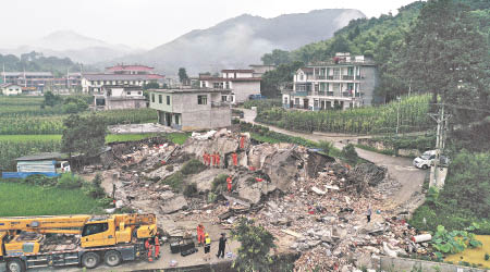 長寧縣損毀嚴重，不少建築物倒塌。（美聯社圖片）