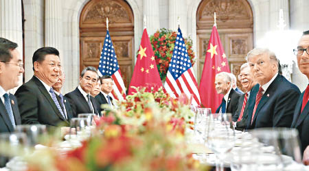 特朗普（右二）與習近平（左二）將於G20峰會會晤，圖為兩人去年會面場面。（美聯社圖片）