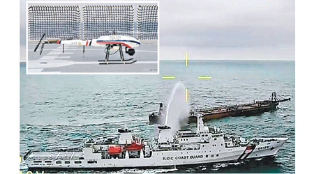 無人機（小圖）拍下高雄艦（下）向大陸抽沙船（上）發射水炮。（互聯網圖片）