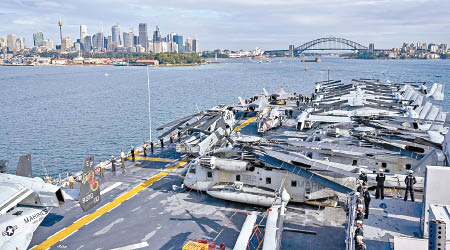 黃蜂號駛入悉尼港。（美軍圖片）