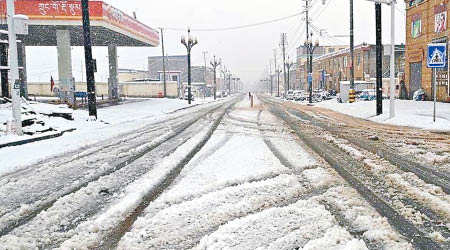 路面積雪甚厚。（互聯網圖片）