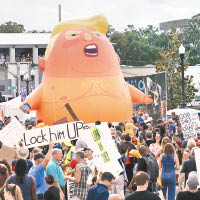 反特朗普人士集會，「巨嬰特朗普」氣球再次升空。