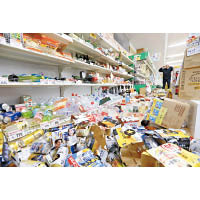 鶴岡市超市貨品散落一地。