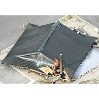 鶴岡市一間小學的木製建築屋頂塌下。（美聯社圖片）