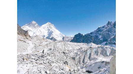 喜馬拉雅山冰川近年大幅縮小。