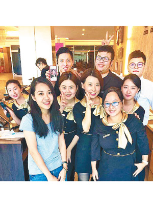 港生Hilda（前左一）畢業後留在台灣任職酒店服務員。（互聯網圖片）