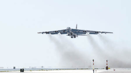 美軍在中東部署B-52H戰略轟炸機。（美聯社圖片）