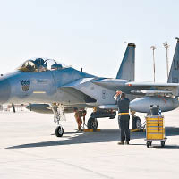 美軍轟炸機在波斯灣獲F-15C戰機（圖）護航。