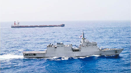 巡邏艦蘇娜亞娜號（下）為印度商船護航。