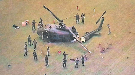 直升機損毀嚴重。（電視畫面）