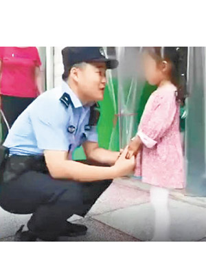 女童向警員講述被爺爺送錯幼兒園經過。