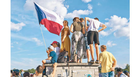 示威者舉起捷克國旗。
