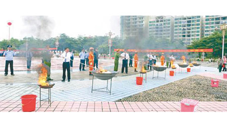 中越代表團在活動中焚燒毒品。