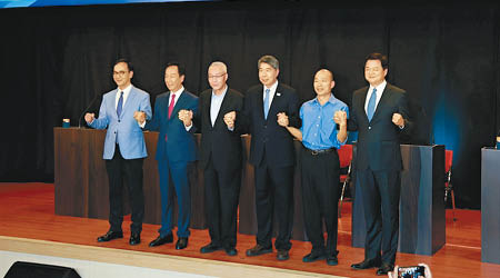 左起：朱立倫、郭台銘、吳敦義、張亞中、韓國瑜及周錫瑋在台前合照。（互聯網圖片）