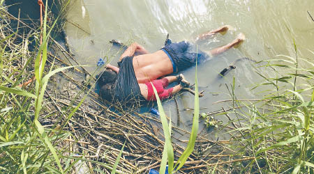 難民父女二人伏屍河邊。（美聯社圖片）