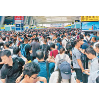 北京南站大批旅客滯留。（互聯網圖片）