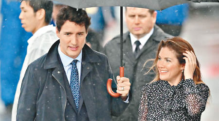 加拿大總理杜魯多（左）與妻子格雷瓜爾（右）飛抵大阪。
