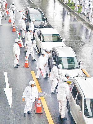 日本警方加強峰會保安，檢查會場附近的汽車。