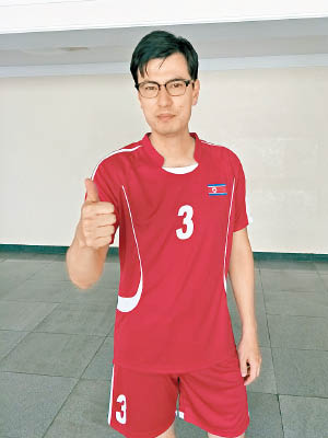 西格利身穿北韓球衣。（互聯網圖片）