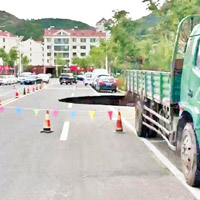 青島地鐵四號線曾發生路陷。