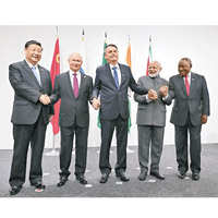 習近平（左起）、俄羅斯總統普京、巴西總統博爾索納羅、印度總理莫迪、南非總統拉馬福薩出席金磚五國會談。（美聯社圖片）