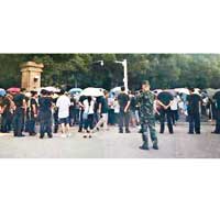 民眾圍堵武漢市政府大門。（互聯網圖片）