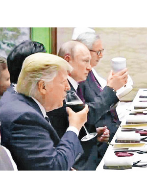 普京在晚宴上拿着白色保溫杯。