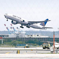 事發在紐瓦克機場。圖為聯合航空客機在機場起飛。