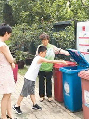 市民將垃圾放入相應的回收桶中。（互聯網圖片）