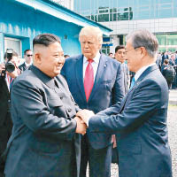 特朗普（中）及南韓總統文在寅（前右）送別金正恩（前左）。