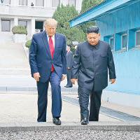 特朗普（左）與金正恩（右）一起跨越三八軍事分界線，步入南韓境內。（美聯社圖片）