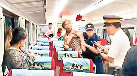 乘客拍下鄭男（箭嘴示）與列車長、警員衝突情況。（互聯網圖片）