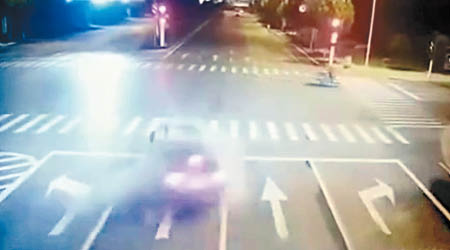 黑色的瑪莎拉蒂高速撞向白色車。（互聯網圖片）