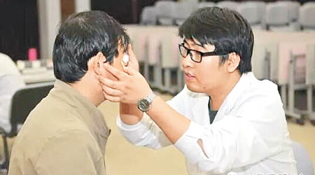 猝死醫生王輝（右）生前的工作照。（互聯網圖片）