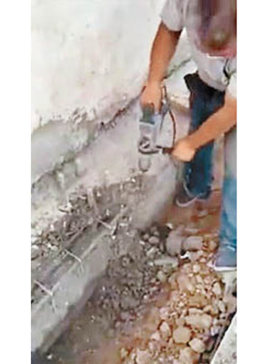 施工人員拆除劣質水泥地樑。（互聯網圖片）